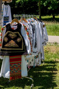Sibiu kenti, Romanya - 20 Haziran 2020. Geleneksel Romen kumaşları ve çeşitli el yapımı eşyalar