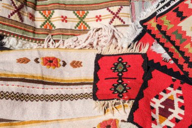 Geleneksel Romen kumaşları masaya dizildi