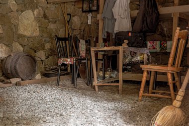 Sibiu, Romanya - 19 Eylül 2020. Kırsal mobilya ve dekorasyonlu geleneksel Romen halk evleri. Geleneksel Halk Uygarlığı Astra Müzesi, Sibiu