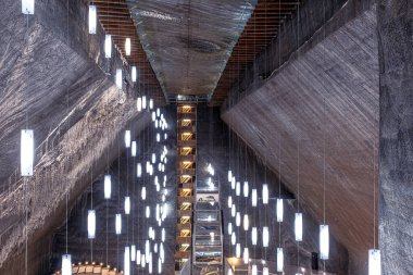 Turda, Romanya - 15 Şubat 2022. Turda 'daki yeraltı tuz madeni, pek çok turistin ilgi odağı, Transilvanya, Romanya.