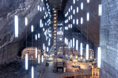 Turda, Romanya - 15 Şubat 2022. Turda 'daki yeraltı tuz madeni, pek çok turistin ilgi odağı, Transilvanya, Romanya.