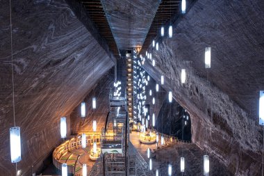 Turda, Romanya - 15 Şubat 2022. Turda 'daki yeraltı tuz madeni, pek çok turistin ilgi odağı, Transilvanya, Romanya.