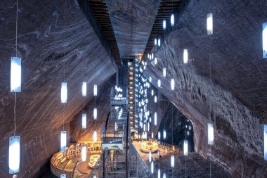 Turda, Romanya - 15 Şubat 2022. Turda 'daki yeraltı tuz madeni, pek çok turistin ilgi odağı, Transilvanya, Romanya.