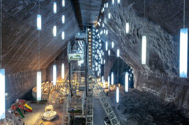 Turda, Romanya - 15 Şubat 2022. Turda 'daki yeraltı tuz madeni, pek çok turistin ilgi odağı, Transilvanya, Romanya.
