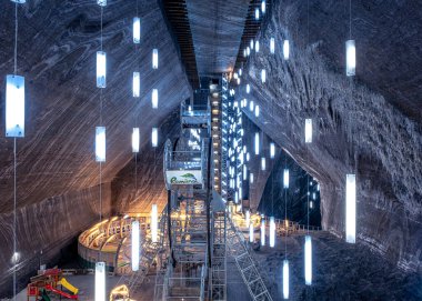 Turda, Romanya - 15 Şubat 2022. Turda 'daki yeraltı tuz madeni, pek çok turistin ilgi odağı, Transilvanya, Romanya.