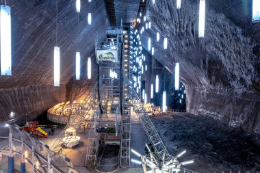 Turda, Romanya - 15 Şubat 2022. Turda 'daki yeraltı tuz madeni, pek çok turistin ilgi odağı, Transilvanya, Romanya.