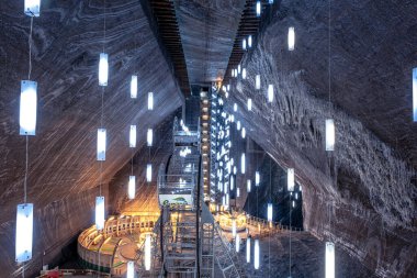 Turda, Romanya - 15 Şubat 2022. Turda 'daki yeraltı tuz madeni, pek çok turistin ilgi odağı, Transilvanya, Romanya.