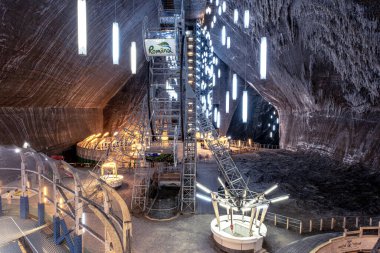Turda, Romanya - 15 Şubat 2022. Turda 'daki yeraltı tuz madeni, pek çok turistin ilgi odağı, Transilvanya, Romanya.