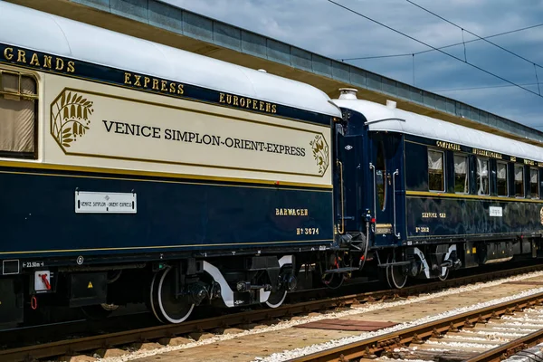 Rusçuk şehri, Bulgaristan - 29 Ağustos 2017. Efsanevi Venedik Simplon Orient Ekspresi Ruse tren istasyonundan ayrılmaya hazır. Uykucu. Lüks tren Paris ve İstanbul arasında seyahat eder..