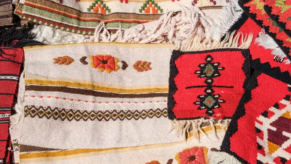 Tradycyjne Rumuńskie Tkaniny Rozmieszczone Stole — Zdjęcie stockowe
