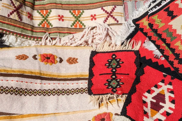 Tecidos Tradicionais Romenos Dispostos Sobre Mesa — Fotografia de Stock