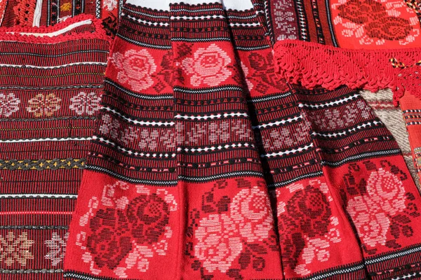 Tradycyjne Rumuńskie Tkaniny Rozmieszczone Stole — Zdjęcie stockowe