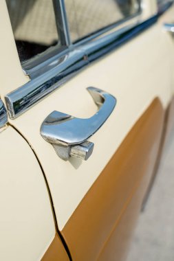 Retro bir arabanın kapı kolu