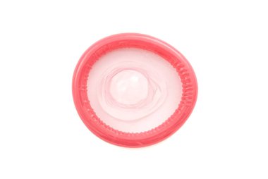 Beyaz arka planda pembe bir prezervatif.