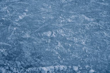 Paten çiziklerinde mavi buz