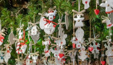 Yılbaşı süsleri çam dalları üzerinde