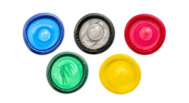 Beyaz arka plan üzerinde renkli prezervatif