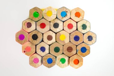 beyaz arkaplanda tahta kalem boyası