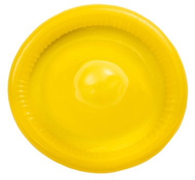 Beyaz arka planda sarı bir prezervatif.