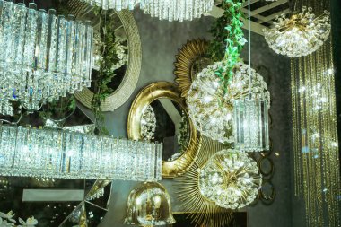 Çağdaş avize kristali, tavan ya da duvarlara monte edilmek üzere tasarlanmış dallanmış bir süs eşyası..