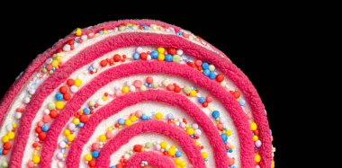 Lolipop, gökkuşağının renginde şeker şeker incileriyle kaplanmış.