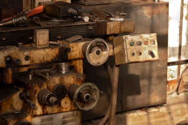 Atölyedeki eski metal torna, metal işçiliği, makine aletleri.
