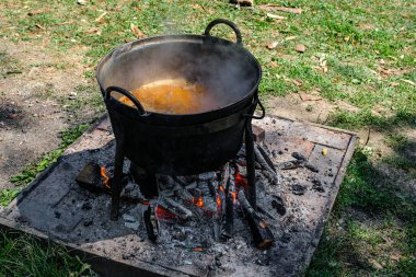 Romen geleneksel yemekleri açık ateşte kazanda hazırlandı