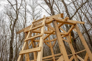 Küçük çardak ormanda yapım aşamasında.