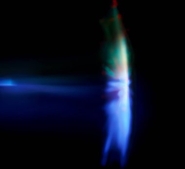 koyu arkaplan, hareket bulanıklığı üzerinde odaklanmış ses bariyeri ışık efekti