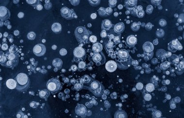 Doku yapısı arka planda beyaz kış, nehir buzu hava kabarcıkları durgun. Buz üzerinde çizim oluşturuldu