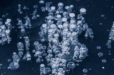 Doku yapısı arka planda beyaz kış, nehir buzu hava kabarcıkları durgun. Buz üzerinde çizim oluşturuldu