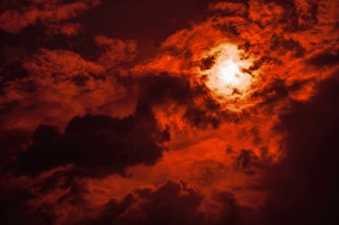 Güneş kara bulutların ardında.