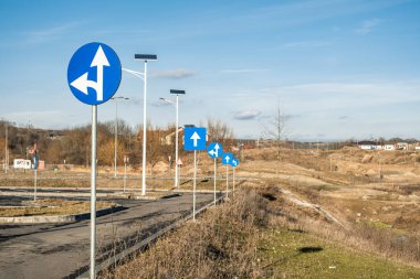 Yol kenarındaki trafik işaretleri