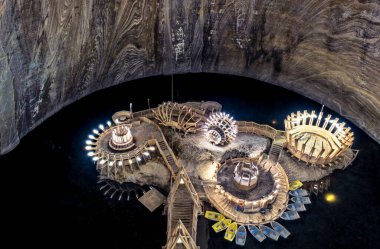 Romanya 'nın Salina Turda kentindeki yeraltı gölü. Popüler turizm merkezi.