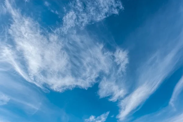 Άσπρα Σύννεφα Σκορπισμένα Από Τον Άνεμο Στον Γαλάζιο Ουρανό — Φωτογραφία Αρχείου