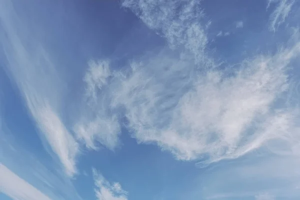 Άσπρα Σύννεφα Σκορπισμένα Από Τον Άνεμο Στον Γαλάζιο Ουρανό — Φωτογραφία Αρχείου