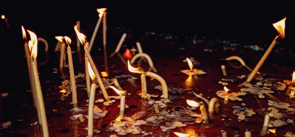Kerzenständer Mit Kerzen Der Kirche — Stockfoto