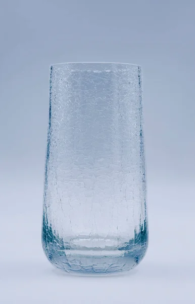 Vaso Agua Aspecto Agrietado Sobre Fondo Azul — Foto de Stock