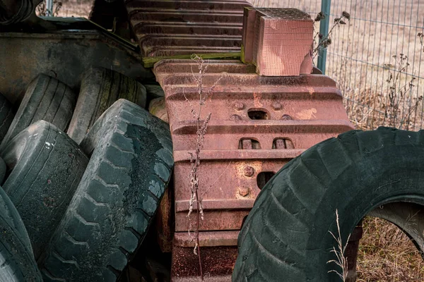 废弃履带式挖掘机和卡车轮胎 — 图库照片