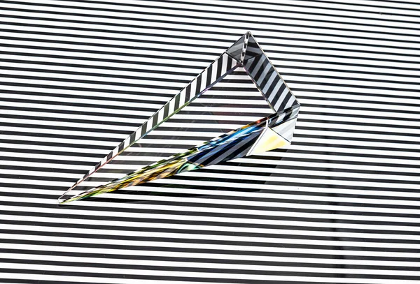 Prisma Pirâmide Vidro Com Reflexão Luz Colorida Faixa Horizontal Branca — Fotografia de Stock