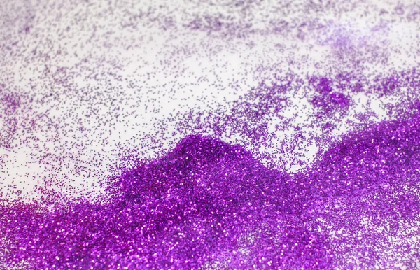 白い背景に紫色の粉 — ストック写真