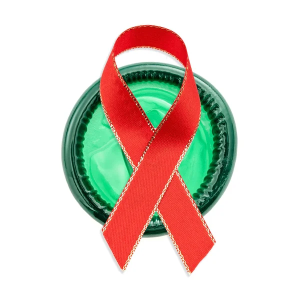 Kırmızı Kurdele Yeşil Prezervatif Beyazın Üstünde Görüş Alanının Üstünde Aids — Stok fotoğraf