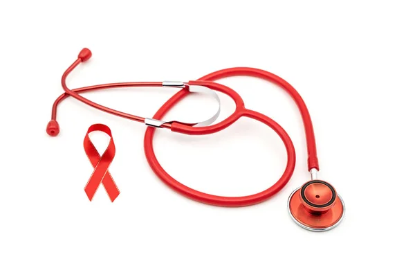 Kırmızı Steteskop Kırmızı Ipek Kurdele Izole Beyaz Arka Planda Aids — Stok fotoğraf