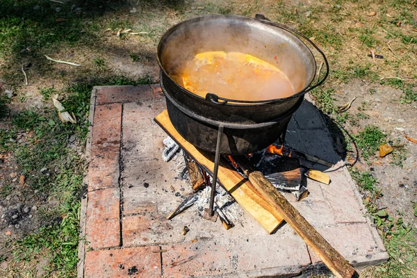 Comida Tradicional Romena Preparada Caldeirão Fogo Aberto — Fotografia de Stock