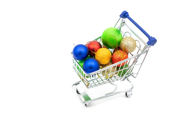 白い背景にクリスマスツリーボールとショッピングチャートやスーパーマーケットトロリー — ストック写真