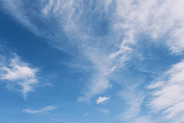Lato Błękitne Niebo Chmurami — Zdjęcie stockowe
