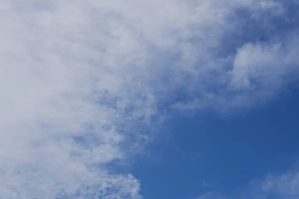Летнее Голубое Небо Облаками — стоковое фото