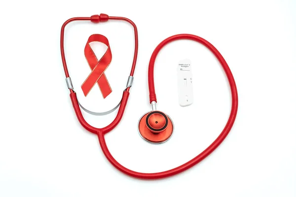 Kırmızı Ipek Kurdele Sembollü Kırmızı Stetoskobun Üst Görüntüsü Aids Farkındalığı — Stok fotoğraf