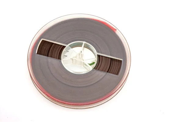 Beyaz Arkaplanda Izole Edilmiş Klasik Manyetik Ses Makarası — Stok fotoğraf