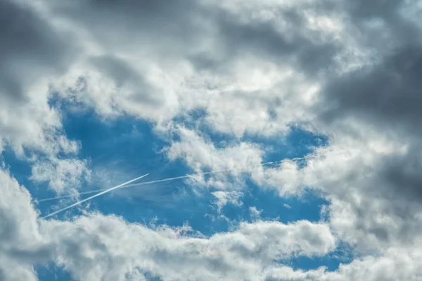 青空の白い雲とジェット飛行機 — ストック写真